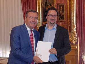 Oberbürgermeister Kaminsky beglückwünscht Dr. Torben Giese 