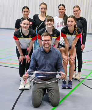 Bürgermeister Dr. Maximilian Bieri besuchte die Jumping Swans – Nika Methner (mittlere Reihe von links), Tami Methner und Lysanne Junker haben sich bereits für die WM in Japan qualifiziert.